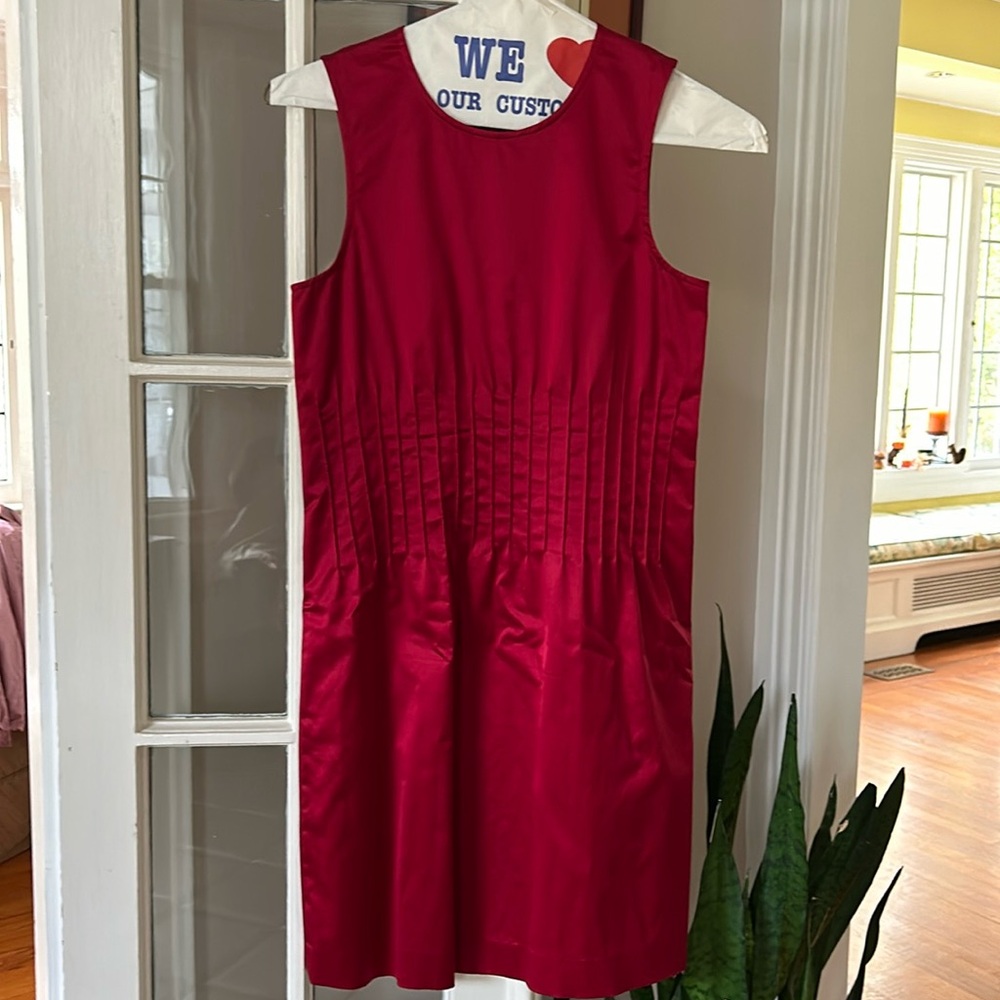 Theory red dress: sleeveless, shiny elegant fabric, with stitching detail